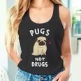 Pugs Not Drugs 犬好きのtシャツペットへの面白いプレゼント タンクトップ