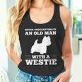 ウェスティ・ドッグを飼っている老人を決して過小評価しないでください タンクトップ