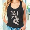 エレキギターを弾く猫 面白い猫ロッカー ロックショーで タンクトップ