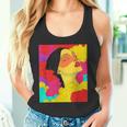 カラフルなドリームスケープ – シュールな顔と抽象的な波 タンクトップ