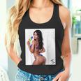 セクシーガールグラフィックtシャツ アイスポップのセクシーなラティーナブーティーガール。 タンクトップ