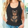 ヨークシャーテリアをポケットに入れて、ヨーキー犬愛好家に。 タンクトップ
