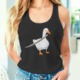 刀を持ったアヒルと剣を持つアヒル 刀包丁 ガチョウ タンクトップ