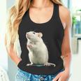 白いネズミが好きな人のための面白い見た目の白いネズミ タンクトップ