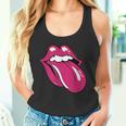舌を広げた唇 タンクトップ
