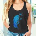 青い羽と鳥が飛んでいる青い羽 キュートでスタイリッシュ タンクトップ