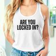Are You Locked In モチベーションを高めるオールキャップブラックテキストデザイン タンクトップ