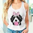 バブルガムを持つバーネドゥードル犬 タンクトップ