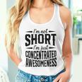 私は背が低いのではなくただ凝縮しているだけです素晴らしさ タンクトップ