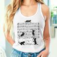 音楽譜上の遊ぶ猫のシルエットデザイン ピアノ音符 遊び心のある猫 猫 ジョーク かわいい 動物好き ギャグ好き タンクトップ
