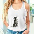 飼い主を見ているボーダーコリー 農場の犬 タンクトップ