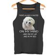 Maltese Puppy Is On My Mind 面白い犬のオーナーデザイン タンクトップ
