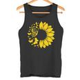 ひまわりと蝶のシルエット、自然の調和。 タンクトップ
