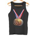 優勝者の学校チームとチャンピオンのための金メダル。 タンクトップ