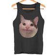 微笑む猫のミームベルーガ タンクトップ