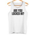 Are You Locked In モチベーションを高めるオールキャップブラックテキストデザイン タンクトップ