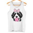 バブルガムを持つバーネドゥードル犬 タンクトップ
