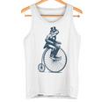 ビンテージのペニーファージング自転車に乗る粋なカエルのサイクリスト タンクトップ