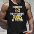 I Don't Needegs The Government F's Me Daily タンクトップ 彼への贈り物