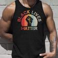 Lives Matter Raised Fist Retrointage No Racism タンクトップ 彼への贈り物
