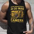 Never Underestimate An Old Man With A Camera レトロ ヴィンテージ タンクトップ 彼への贈り物