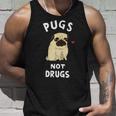 Pugs Not Drugs 犬好きのtシャツペットへの面白いプレゼント タンクトップ 彼への贈り物