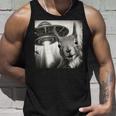 Ufoとリス自撮り面白いリス愛好家 タンクトップ 彼への贈り物