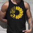 ひまわりと蝶のシルエット、自然の調和。 タンクトップ 彼への贈り物
