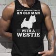 ウェスティ・ドッグを飼っている老人を決して過小評価しないでください タンクトップ 彼への贈り物