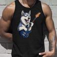 エレキギターを弾く面白いシベリアンハスキー犬ミュージシャン タンクトップ 彼への贈り物