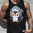 サメのコスチュームを着た面白いペンギン タンクトップ 彼への贈り物