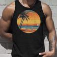 サンセット ビーチ ヤシの木 夏 バイブ レトロ トロピカル 夏 ビーチ タンクトップ 彼への贈り物