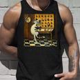 シュールレアリスト絵画 チェスをする猫とサルバドール・ダリ タンクトップ 彼への贈り物