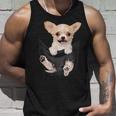 チワワ犬愛好家のためのポケットに入った面白いチワワ犬。 タンクトップ 彼への贈り物