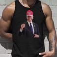 バイデンはトランプの帽子をかぶっています 2024 タンクトップ 彼への贈り物