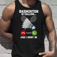 バドミントンが呼んでいる、私は行かなければならないラケットバドミントン選手badminton タンクトップ 彼への贈り物