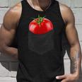 ポケットに入ったトマト、胸に面白いトマト。 タンクトップ 彼への贈り物