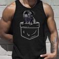 ポケットに入ったブラックパグ かわいい犬好きのギフト タンクトップ 彼への贈り物