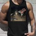 ワニを蹴る男 タンクトップ 彼への贈り物