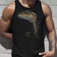 ヴェロキラプトル恐竜狩りリアルなグラフィックデザイン タンクトップ 彼への贈り物