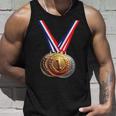 優勝者の学校チームとチャンピオンのための金メダル。 タンクトップ 彼への贈り物