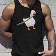 刀を持ったアヒルと剣を持つアヒル 刀包丁 ガチョウ タンクトップ 彼への贈り物