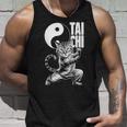太極拳武術の陰陽を演じるかわいい猫 タンクトップ 彼への贈り物