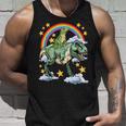 恐竜恐竜に乗る緑のイグアナ タンクトップ 彼への贈り物