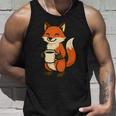 朝のコーヒーを楽しむ居心地の良いキツネ。 タンクトップ 彼への贈り物