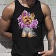 花を持つヨークシャー テリア タンクトップ 彼への贈り物