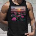 蓮の花畑 美しい夕日のグラフィック タンクトップ 彼への贈り物