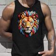 雄大なライオンヘッド 赤、黄、青の芸術的なたてがみ タンクトップ 彼への贈り物