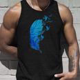 青い羽と鳥が飛んでいる青い羽 キュートでスタイリッシュ タンクトップ 彼への贈り物