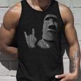 面白いイースター島のモアイ像のロッカーign Of The Horns タンクトップ 彼への贈り物